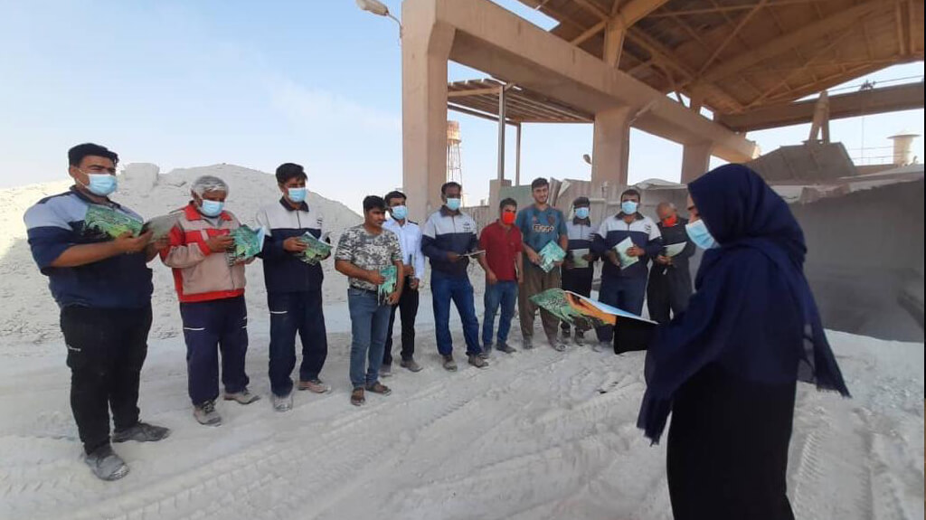 قراءة الكتب والتبرع بها في شركة أسمنت قشم 1 مراسم کتاب خوانی